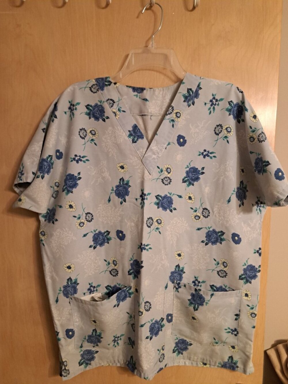 Scrub Top Women's Blue White Grey Floral Roses L Large V Neck